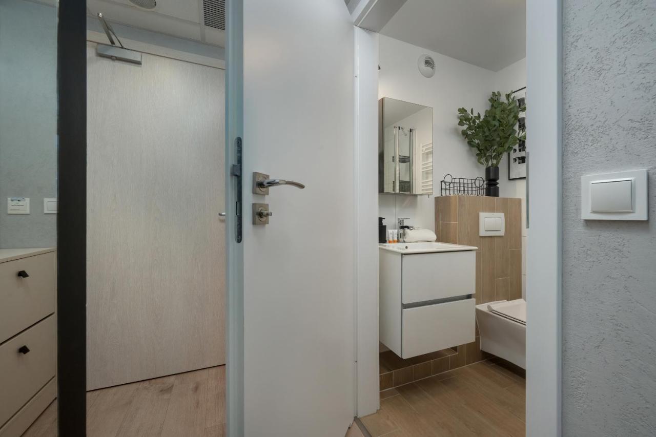 Trendy Studios With Home Office Near Wroclaw Main Station By Noclegi Renters Екстериор снимка