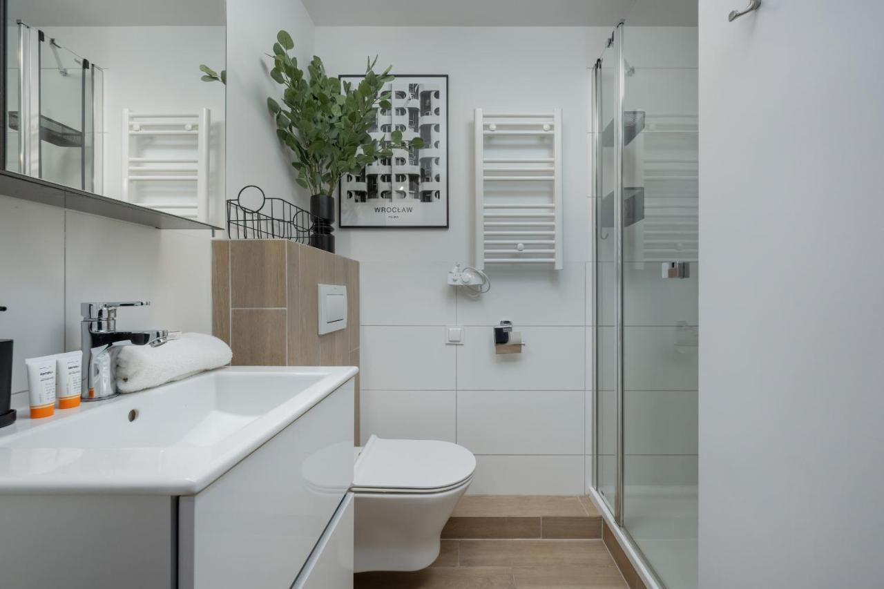 Trendy Studios With Home Office Near Wroclaw Main Station By Noclegi Renters Екстериор снимка